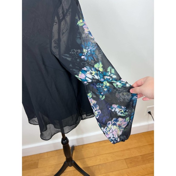 Apt. 9 Black flowy floral semi sheer long sleeve blouse with keyhole back - Picture 5 of 9